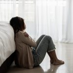 Κατανόηση της Κατάθλιψης: Συμπτώματα, Αιτίες και Στρατηγικές Αντιμετώπισης